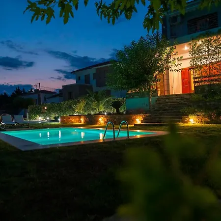 Chariklia's House With Private Pool بيت للعطل