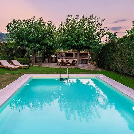 Chariklia's House With Private Pool بيت للعطل