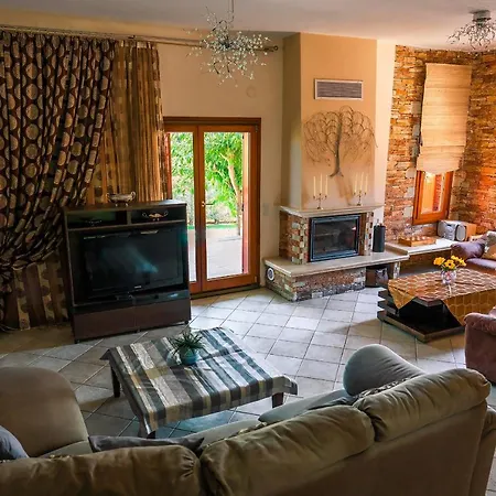 بيت للعطل Chariklia's House With Private Pool Káto Lekhónia